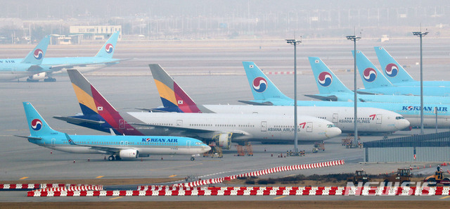 [인천공항=뉴시스]홍효식 기자 = 정부가 16일 산업경쟁력 강화 관계장관 회의를 열고 아시아나항공 인수 문제를 논의한다. 그 뒤에 대한항공이 아시아나항공에 인수의향서(LOI)를 제출할 예정인 것으로 알려졌다. 사진은 15일 인천국제공항 전망대에서 바라본 계류장에 대한항공과 아시아나항공 여객기 모습. 2020.11.15.&nbsp; yesphoto@newsis.com