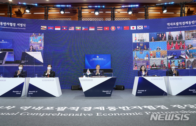 [서울=뉴시스]박영태 기자 = 문재인 대통령이 15일 청와대 본관에서 화상회의로 열린 제4차 역내포괄적경제동반자협정(RCEP) 정상회의 및 협정 서명식에 참석해 협정 서명본이 림 족 호이 아세안 사무총장에게 전달되자 박수를 치고 있다. 2020.11.15. since1999@newsis.com