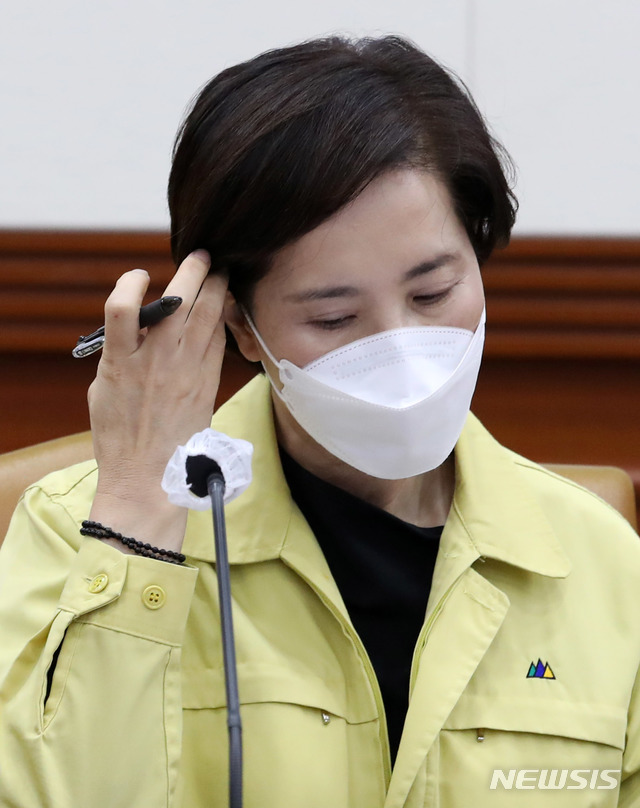 [서울=뉴시스] 조수정 기자 = 유은혜 사회부총리 겸 교육부 장관이 15일 오후 서울 종로구 정부서울청사에서 열린 코로나19 중앙재난안전대책본부 회의에서 자리에 앉아 있다. (공동취재사진) 2020.11.15. photo@newsis.com