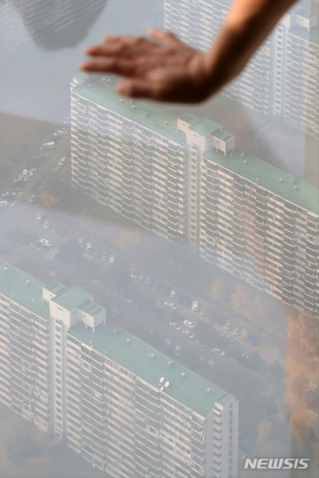 [서울=뉴시스]김병문 기자 = 서울 송파구 롯데월드타워 전망대 서울스카이에서 서울 시내 아파트가 보이고 있다. 2020.11.15. dadazon@newsis.com