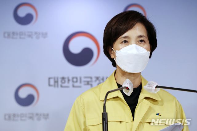[서울=뉴시스] 조수정 기자 = 유은혜 사회부총리 겸 교육부 장관이 15일 오후 서울 종로구 정부서울청사에서 열린 '코로나19 대응 현황 브리핑'에서 발언을 하고 있다. (공동취재사진) 2020.11.15.&nbsp; photo@newsis.com