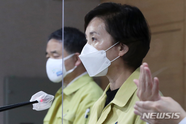 [서울=뉴시스] 조수정 기자 = 유은혜 사회부총리 겸 교육부 장관이 15일 오후 서울 종로구 정부서울청사에서 열린 '코로나19 대응 현황 브리핑'에서 발언을 하고 있다. 왼쪽은 박능후 보건복지부 장관. (공동취재사진) 2020.11.15.&nbsp; photo@newsis.com 