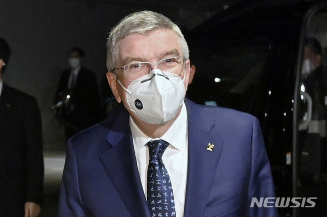 [도쿄=AP/뉴시스]토마스 바흐 국제올림픽위원회(IOC) 위원장이 지난해 11월 15일 밤 도쿄의 한 호텔에 도착한 모습. 2020.11.16.