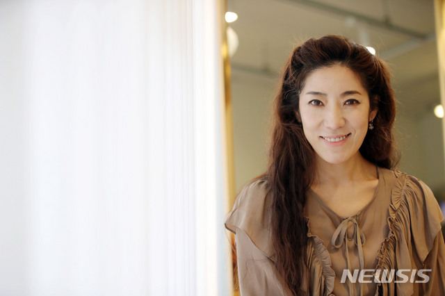 [서울=뉴시스] 박미소 기자 = 뮤지컬 김지현 배우가 지난 12일 서울 중구의 한 카페에서 뉴시스와 인터뷰를 하고 있다. 2020.11.15. misocamera@newsis.com