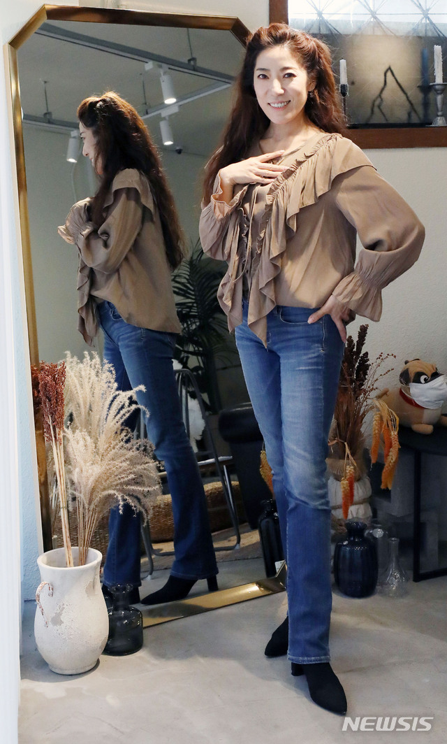 [서울=뉴시스] 박미소 기자 = 뮤지컬 김지현 배우가 지난 12일 서울 중구의 한 카페에서 뉴시스와 인터뷰를 하고 있다. 2020.11.15. misocamera@newsis.com