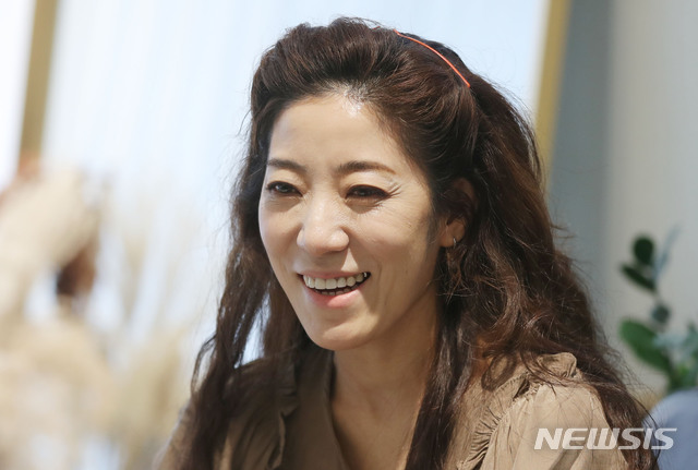 [서울=뉴시스] 박미소 기자 = 뮤지컬 김지현 배우가 지난 12일 서울 중구의 한 카페에서 뉴시스와 인터뷰를 하고 있다. 2020.11.15. misocamera@newsis.com