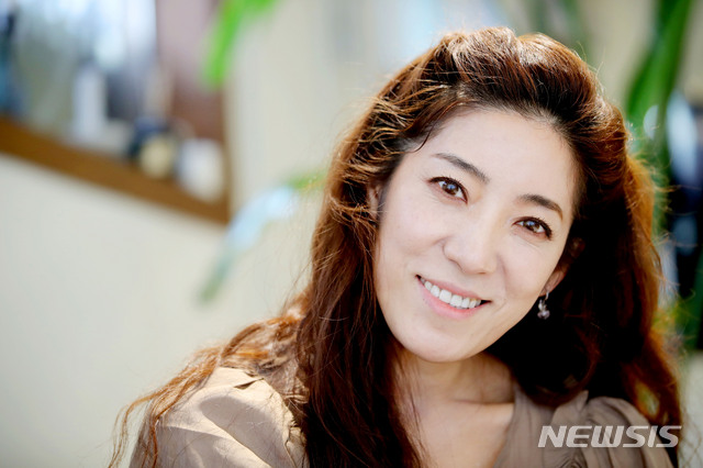 [서울=뉴시스] 박미소 기자 = 뮤지컬 김지현 배우가 지난 12일 서울 중구의 한 카페에서 뉴시스와 인터뷰를 하고 있다. 2020.11.15. misocamera@newsis.com