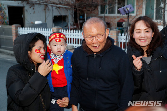 [진주=뉴시스] 베트남축구 국가대표 박항서 감독과 베트남 결혼이주 여성이 고향 산청에서 기념촬영을 하고있다.