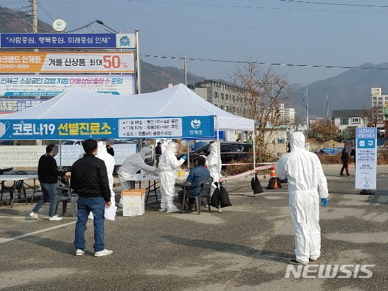 [인제=뉴시스]장경일 기자 = 강원 인제군 북면 원통리에서 최근 코로나19 확진자가 대거 발생함에 따라 16일 인제군이 원통5리 공영주차장에 이동 선별진료소를 설치해 주민들을 상대로 검체채취를 하고 있다. (사진=인제군청 제공) 2020.11.16.photo@newsis.com