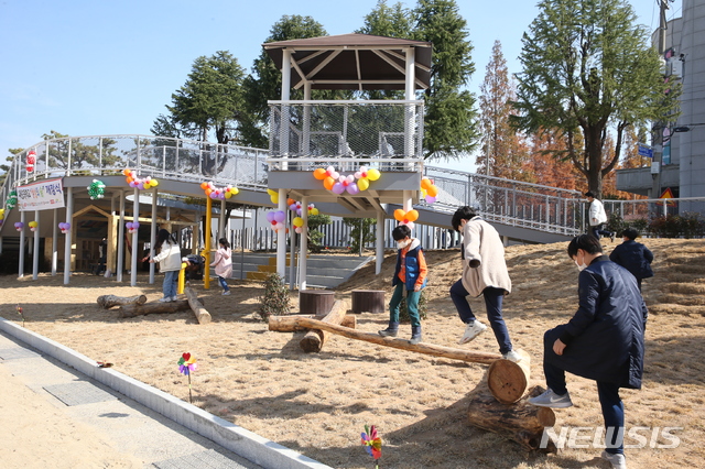[창원=뉴시스] 홍정명 기자=16일 개장식을 가진 경남 창원시 의창구 대원초등학교 내 학교 안 마을 배움터인 '상상의 숲'.(사진=경남도교육청 제공) 2020.11.16. photo@newsis.com