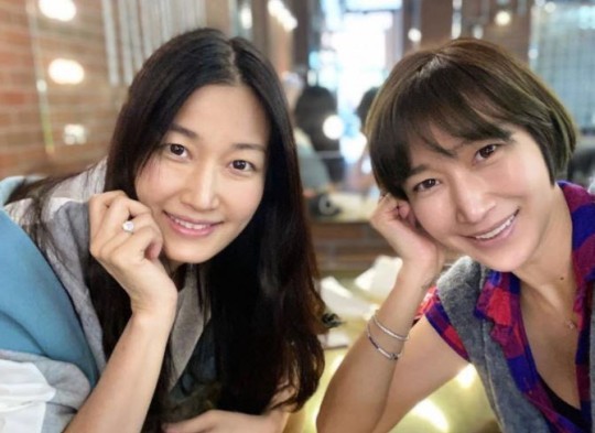 [서울=뉴시스] 모델 출신 배우 변정수(오른쪽)과 동생 변정민 (사진 출처=변정수 인스타그램) 2020.11.16. photo@newsis.com 