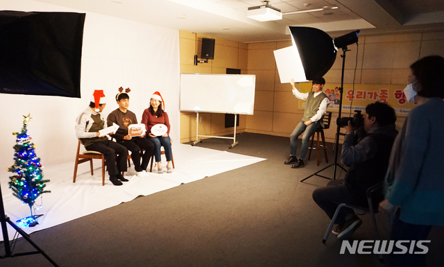 [서울=뉴시스] 가족 사진촬영 모습. 해당 사진은 기사 내용과 관련이 없습니다. (사진=뉴시스 DB). photo@newsis.com