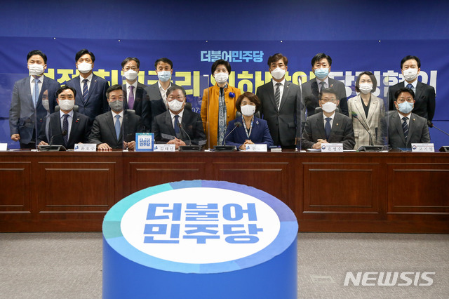 [서울=뉴시스] 김진아 기자 = 김태년 더불어민주당 원내대표와 은성수 금융위원장 등이 16일 서울 여의도 국회에서 열린 법정 최고금리 인하방안 당정협의에 앞서 기념촬영하고 있다 (공동취재사진) 2020.11.16.&nbsp; photo@newsis.com