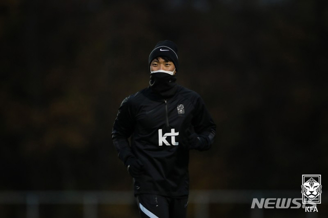 [서울=뉴시스]남자축구대표팀 황희찬이 15일(현지시간) 오스트리아 마리아엔처스도로프 BSFZ아레나 보조경기장에서 회복 훈련을 하고 있다. (사진=대한축구협회 제공) 2020.11.16.photo@newsis.com
