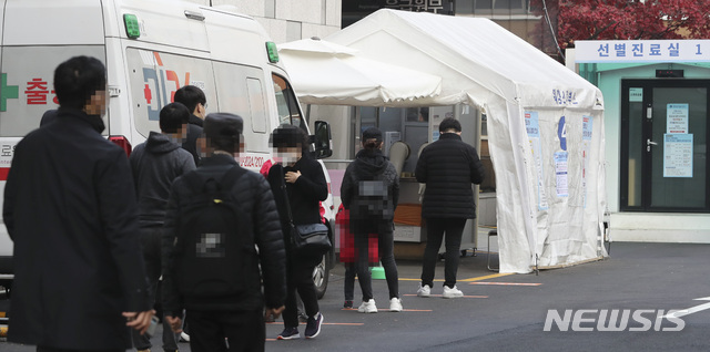 [서울=뉴시스]최진석 기자 = 신종 코로나바이러스 감염증(코로나19) 재확산이 우려되는 16일 서울 국립중앙의료원 선별진료소를 찾은 방문객들이 줄지어 진료를 대기하고 있다. 2020.11.16.  myjs@newsis.com