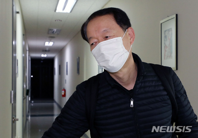 [서울=뉴시스] 박미소 기자 = 월성 원자력발전소 1호기 폐쇄를 위한 경제성 평가 조작 의혹을 받고 있는 백운규 전 산업통상자원부 장관이 16일 오전 서울 성동구 한양대학교 교수연구실로 들어서고 있다.2020.11.16.&nbsp; misocamera@newsis.com