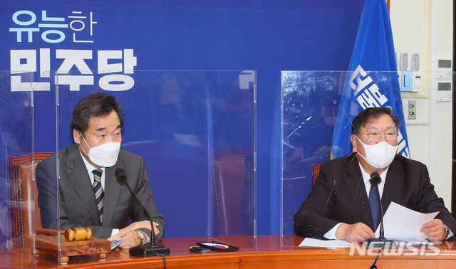 [서울=뉴시스] 전진환 기자 = 김태년 더불어민주당 원내대표가 16일 국회에서 열린 최고위원회의에서 발언하고 있다. 왼쪽은 이낙연 대표. (공동취재사진) 2020.11.06. photo@newsis.com