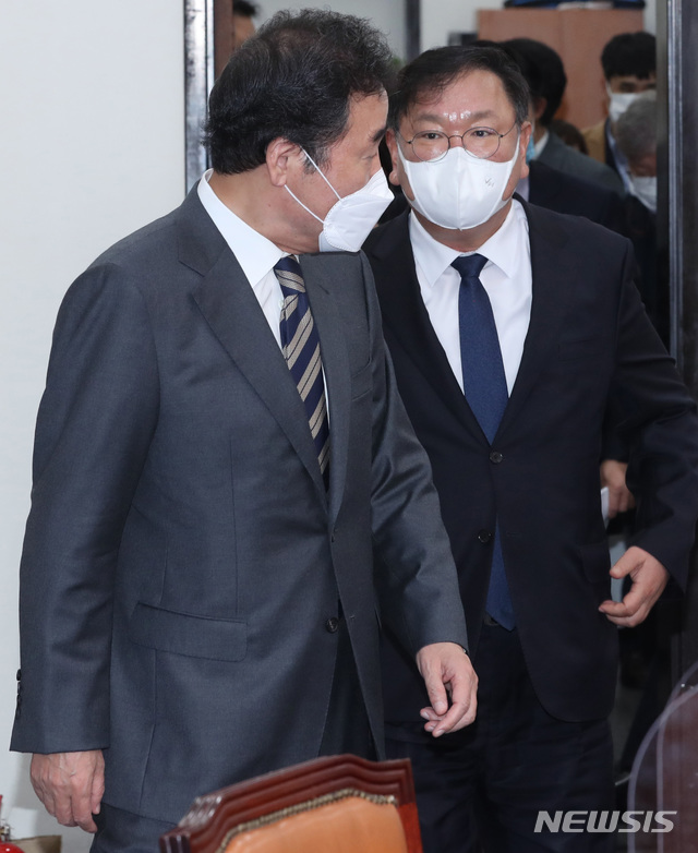 [서울=뉴시스] 전진환 기자 = 이낙연 더불어민주당 대표가 김태년 원내대표와 16일 서울 여의도 국회에서 열린 최고위원회의에서 참석하며 대화하고 있다.&nbsp; (공동취재사진) 2020.11.06. photo@newsis.com