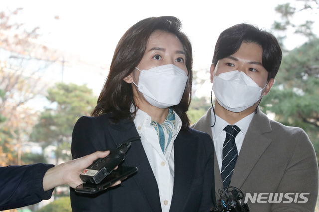 [서울=뉴시스]김병문 기자 = 지난해 국회 패스트트랙 지정 과정에서 발생한 충돌 사건과 관련해 폭력행위 등 처벌에 관한 법률 위반(공동폭행) 혐의로 기소된 나경원 전 의원이 지난 16일 오전 서울 양천구 남부지방법원에서 열린 2차 공판기일에 출석하고 있다. 2020.11.16. dadazon@newsis.com