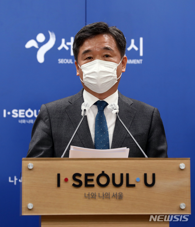 [서울=뉴시스]이윤청 기자 = 서정협 서울시장 권한대행이 16일 서울 중구 서울시청 브리핑룸에서 열린 새로운 광화문광장 조성 추진 기자설명회에서 발표하고 있다. 서울시는 16일 광장 동측도로 확장 및 정비를 시작으로 '사람이 쉬고 걷기 편한 광화문광장' 조성에 착수한다. 2020.11.16.&nbsp; radiohead@newsis.com