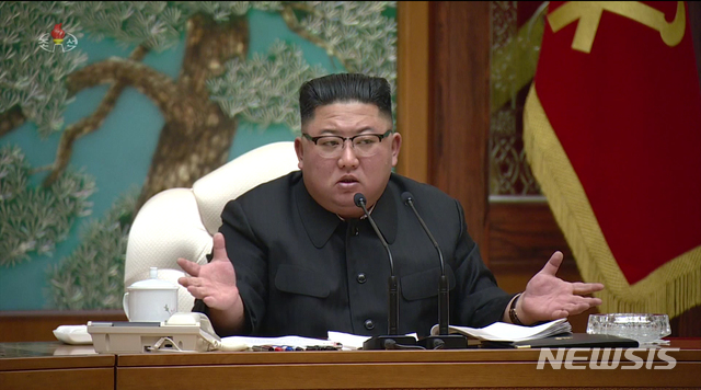 [서울=뉴시스]북한 조선중앙TV는 조선노동당 중앙위원회 제7기 제20차 정치국 확대회의가 15일 당중앙위원회 본부청사에서 소집되었다고 16일 보도했다. (사진=조선중앙TV 캡쳐) 2020.11.16.photo@newsis.com