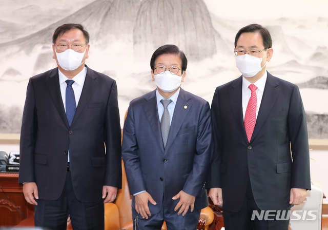 [서울=뉴시스] 전진환 기자 = 박병석 국회의장이 김태년(왼쪽) 더불어민주당 원내대표, 주호영(오른쪽) 국민의힘 원내대표와 16일 오전 서울 여의도 국회의장실에서 정례회동을 하기에 앞서 기념촬영을 하고 있다. 2020.11.16.amin2@newsis.com