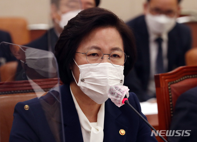 [서울=뉴시스] 김진아 기자 = 추미애 법무부 장관이 16일 오전 서울 여의도 국회에서 열린 법제사법위원회 전체회의에 출석해 의원들 질의에 답하고 있다. (공동취재사진) 2020.11.16.&nbsp; photo@newsis.com