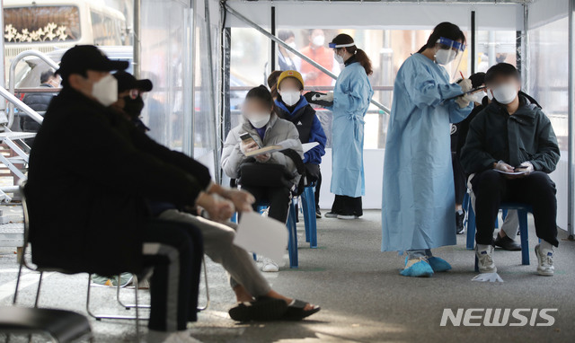 [서울=뉴시스] 박미소 기자 = 시민들이 16일 오전 서울 성동구 보건소에 마련된 선별진료소에서 신종 코로나바이러스 감염증(코로나19) 검사를 받기 위해 대기하고 있다.2020.11.16.&nbsp; misocamera@newsis.com