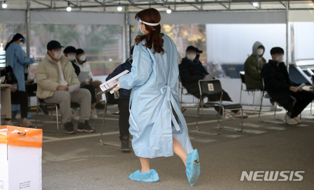 [서울=뉴시스] 박미소 기자 = 시민들이 16일 오전 서울 성동구 보건소에 마련된 선별진료소에서 신종 코로나바이러스 감염증(코로나19) 검사를 받기 위해 대기하고 있다.2020.11.16.&nbsp; misocamera@newsis.com