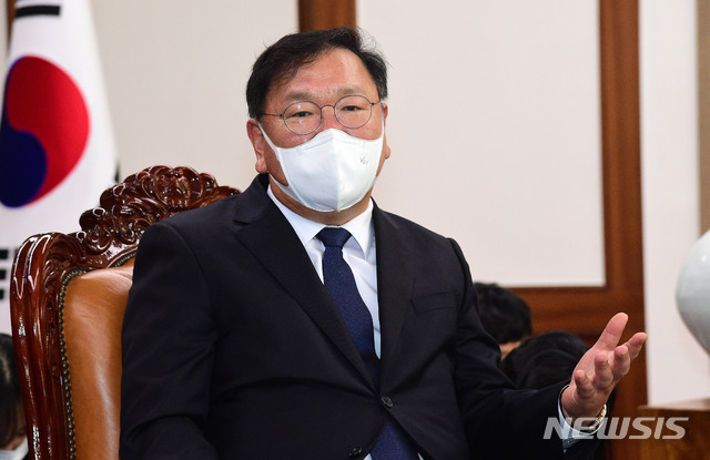 [서울=뉴시스] 김진아 기자 = 김태년 더불어민주당 원내대표가 16일 서울 여의도 국회의장실에서 열린 국회의장-교섭단체 원내대표 정례회동에서 발언을 하고 있다. (공동취재사진) 2020.11.16. photo@newsis.com