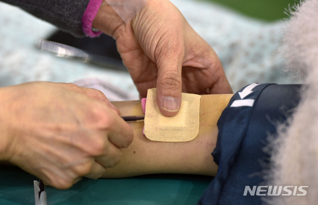 [대구=뉴시스] 이무열 기자 = 신천지예수교회는 신종 코로나바이러스 감염증(코로나19) 재확산에 따라 신속한 치료제 개발을 위해 16일 오전 대구 수성구 대구육상진흥센터에서 신천지예수교 대구교회 신도들이 3차 단체 혈장 공여를 하고 있다. 2020.11.16. lmy@newsis.com