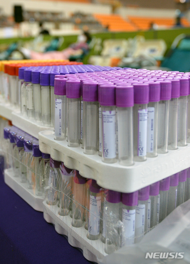 [대구=뉴시스] 이무열 기자 = 신천지예수교회는 신종 코로나바이러스 감염증(코로나19) 재확산에 따라 신속한 치료제 개발을 위해 16일 오전 대구 수성구 대구육상진흥센터에서 신천지예수교 대구교회 신도들이 3차 단체 혈장 공여를 하고 있다. 2020.11.16.lmy@newsis.com