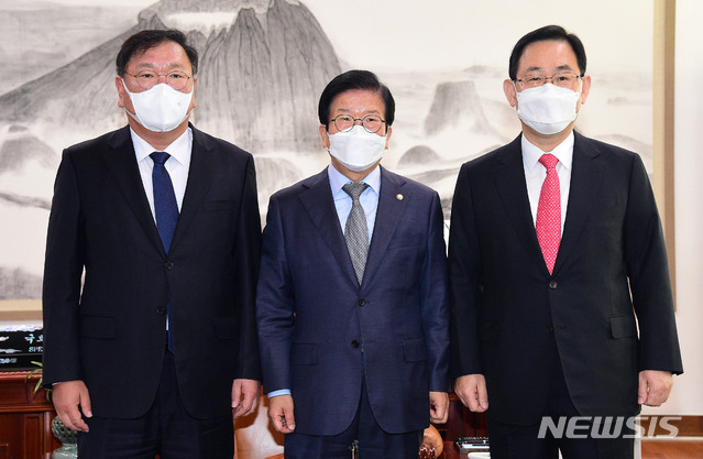 [서울=뉴시스] 김진아 기자 = 박병석 국회의장과 김태년 더불어민주당 원내대표, 주호영 국민의힘 원내대표가 16일 국회의장실에서 열린 국회의장-교섭단체 원내대표 정례회동에 앞서 기념촬영을 하고 있다. (공동취재사진) 2020.11.16. photo@newsis.com