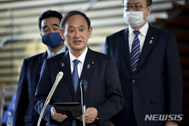 [도쿄=AP/뉴시스]16일 스가 요시히데 일본 총리가 총리 관저에서 토마스 바흐 국제올림픽위원회(IOC) 위원장과 회담 후 기자들에게 회담을 설명하고 있다. 2020.11.16. 