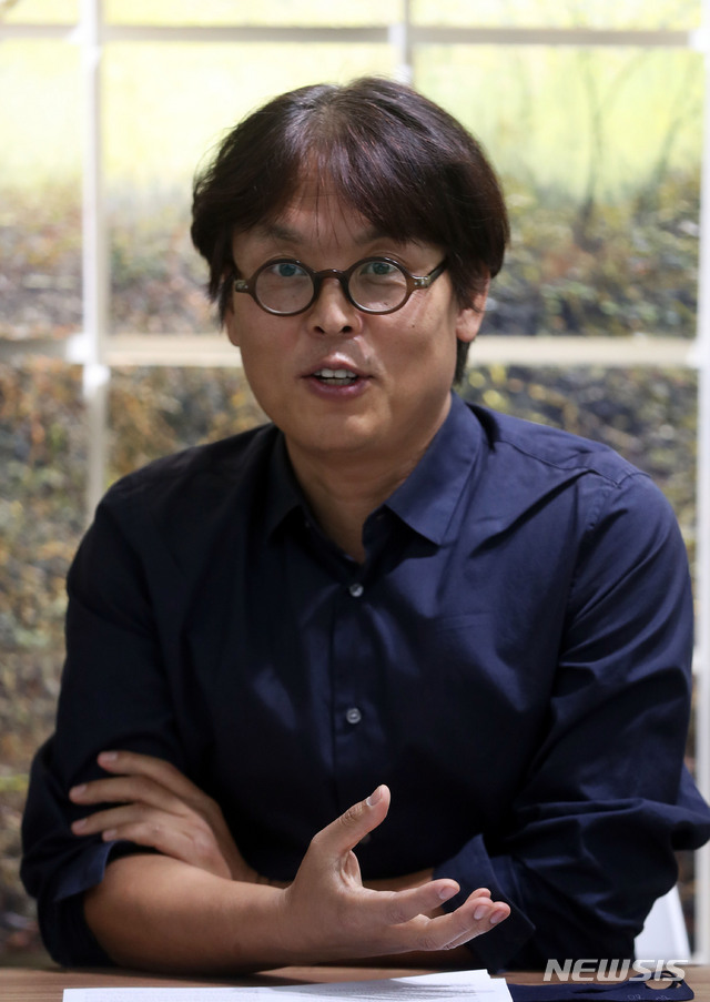 [서울=뉴시스]홍효식 기자 = 민병훈 영화감독이 16일 오후 서울 강남구 청담동 아이프에서 열린 '김남표의 제주 프로젝트 1탄-Gumgil(검질)' 기자 간담회에서 발언하고 있다. 2020.11.16.&nbsp; yesphoto@newsis.com