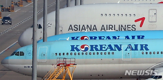 [인천공항=뉴시스] 이영환 기자 = 대한항공이 아시아나항공 인수에 나선 16일 오후 인천국제공항 전망대에서 바라본 계류장에 대한항공과 아시아나항공 여객기가 보이고 있다. 한진그룹은 16일 오전 지주사인 한진칼과 대한항공이 각각 이사회를 열고, 아시아나항공을 인수하기로 결의했다고 밝혔다. 2020.11.16.&nbsp; 20hwan@newsis.com 