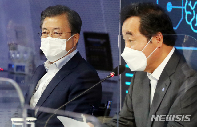 [서울=뉴시스]추상철 기자 =문재인 대통령이 16일 오후 서울 중구 동대문디자인플라자(DDP)에서 열린 '제3차 한국판 뉴딜 전략회의'에 참석해 이낙연 더불어민주당 대표의 발언을 듣고 있다. 2020.11.16.&nbsp; scchoo@newsis.com