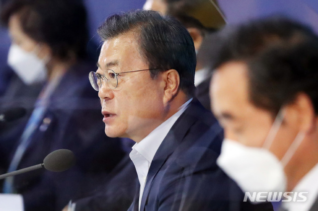 [서울=뉴시스]추상철 기자 =문재인 대통령이 16일 오후 서울 중구 동대문디자인플라자(DDP)에서 열린 '제3차 한국판 뉴딜 전략회의'에 참석해 발언하고 있다. 오른쪽은 이낙연 더불어민주당 대표. 2020.11.16.&nbsp; scchoo@newsis.com