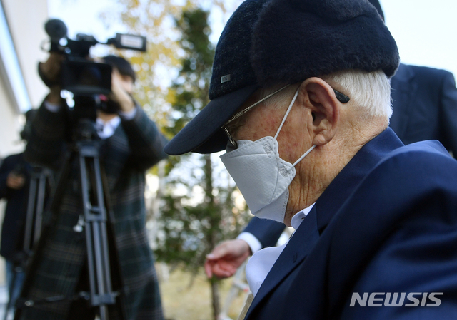[수원=뉴시스] 김종택기자 = 감염병예방법 위반 등 혐의로 기소된 신천지예수교 증거장막성전(신천지) 이만희 총회장이 지난 2020년 11월16일 오후 경기도 수원시 영통구 수원지방법원에서 열린 재판에 출석하고 있다. (사진=중부일보 제공) 2020.11.16. jtk@newsis.com