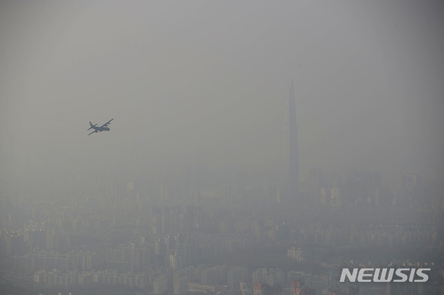 [광주(경기)=뉴시스] 박미소 기자 = 서울의 초미세먼지가 '나쁨' 수준을 보이는 지난달 16일 오후 경기 광주 남한산성에서 바라본 서울 시내가 뿌옇다. 2020.11.16.  misocamera@newsis.com