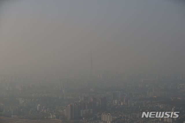 [광주(경기)=뉴시스] 박미소 기자 = 서울의 초미세먼지가 '나쁨' 수준을 보이는 16일 오후 경기 광주 남한산성에서 바라본 서울 시내가 뿌옇다. 2020.11.16.  misocamera@newsis.com