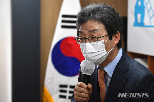 [서울=뉴시스] 최동준 기자 = 유승민 전 의원이 16일 서울 여의도 국회 앞 태흥빌딩 '희망 22' 사무실에서 '결국 경제다'를 주제로 열린 '주택문제, 사다리를 복원하다' 토론회에서 인사말을 하고 있다. (공동취재사진) 2020.11.16.&nbsp; photo@newsis.com