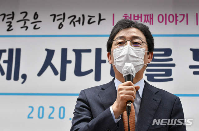 [서울=뉴시스] 최동준 기자 = 유승민 전 의원이 16일 서울 여의도 국회 앞 태흥빌딩 '희망 22' 사무실에서 '결국 경제다'를 주제로 열린 '주택문제, 사다리를 복원하다' 토론회에서 인사말을 하고 있다. (공동취재사진) 2020.11.16.&nbsp; photo@newsis.com