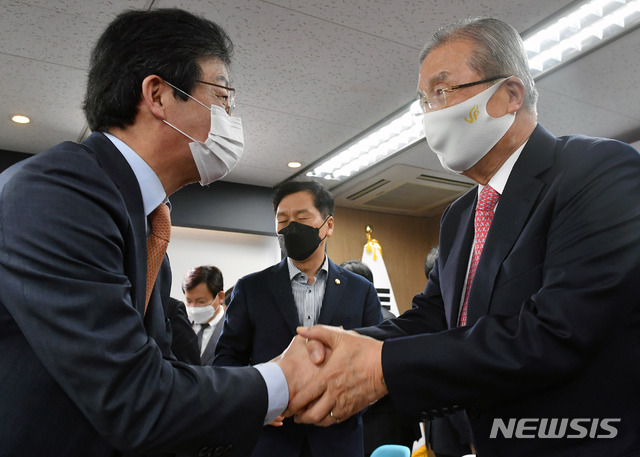 [서울=뉴시스] 최동준 기자 = 김종인 국민의힘 비대위원장이 16일 서울 여의도 국회 앞 태흥빌딩에 마련된 유승민 전 의원의 '희망 22' 사무실에서 '결국 경제다'를 주제로 열린 '주택문제, 사다리를 복원하다' 토론회에 참석해 기념촬영을 끝난 뒤 유 전 의원과 인사하고 있다.  (공동취재사진) 2020.11.16.  photo@newsis.com