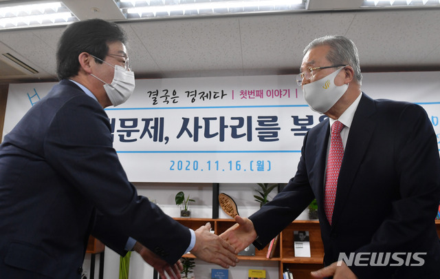 [서울=뉴시스] 최동준 기자 = 김종인 국민의힘 비대위원장이 16일 서울 여의도 국회 앞 태흥빌딩에 마련된 유승민 전 의원의 '희망 22' 사무실에서 '결국 경제다'를 주제로 열린 '주택문제, 사다리를 복원하다' 토론회에 참석해 인사말을 한 뒤 유 전 의원과 악수하고 있다. (공동취재사진) 2020.11.16.&nbsp; photo@newsis.com