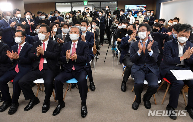 [서울=뉴시스] 최동준 기자 = 16일 서울 여의도 국회 앞 태흥빌딩에 마련된 유승민 전 의원의 '희망 22' 사무실에서 '결국 경제다'를 주제로 열린 '주택문제, 사다리를 복원하다' 토론회에서 김종인 국민의힘 비대위원장과 주호영 원내대표, 유승민 전 의원 등 참석자들이 박수를 내빈 소개를 들으며 박수치고 있다. (공동취재사진) 2020.11.16.&nbsp; photo@newsis.com