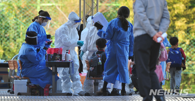 [광주=뉴시스]김혜인 기자 = 16일 오후 광주 북구 매곡동 하백초등학교 내 임시 선별진료소에서 학생 800여 명이 검체를 채취하고 있다. 2020.11.16. hyein0342@newsis.com