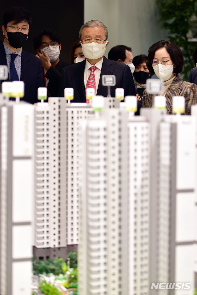 [과천=뉴시스] 국회사진기자단 = 김종인 국민의힘 비상대책위원장이 16일 오후 경기 과천 지식정보센터 모델하우스를 방문해 아파트 청약시장 부동산 정책 현장 점검을 하고 있다. 2020.11.16.&nbsp; photo@newsis.com