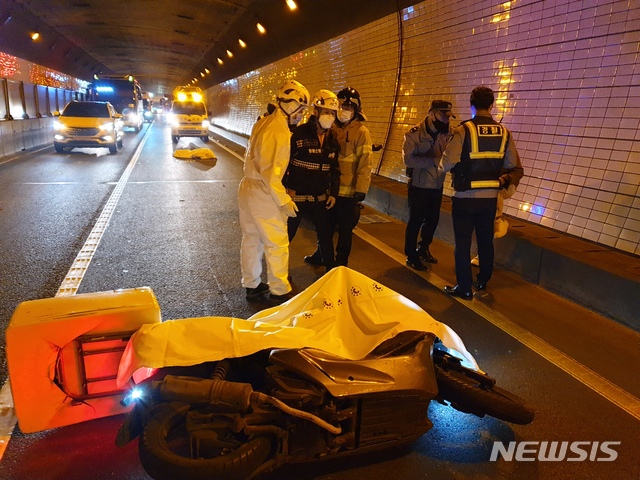 [창원=뉴시스] 강경국 기자 = 17일 오전 5시51분께 경남 창원시 성산구 천선동 안민터널 내 진해 방면 도로에서 오토바이 단독 사고가 발생했다. (사진=창원소방본부 제공). 2020.11.17.photo@newsis.com