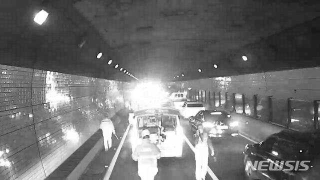 [창원=뉴시스] 강경국 기자 = 17일 오전 5시51분께 경남 창원시 성산구 천선동 안민터널 내 진해 방면 도로에서 오토바이 사고가 발생해 119 구조대원들이 구조 활동을 하고 있다. (사진=창원소방본부 제공). 2020.11.17.photo@newsis.com